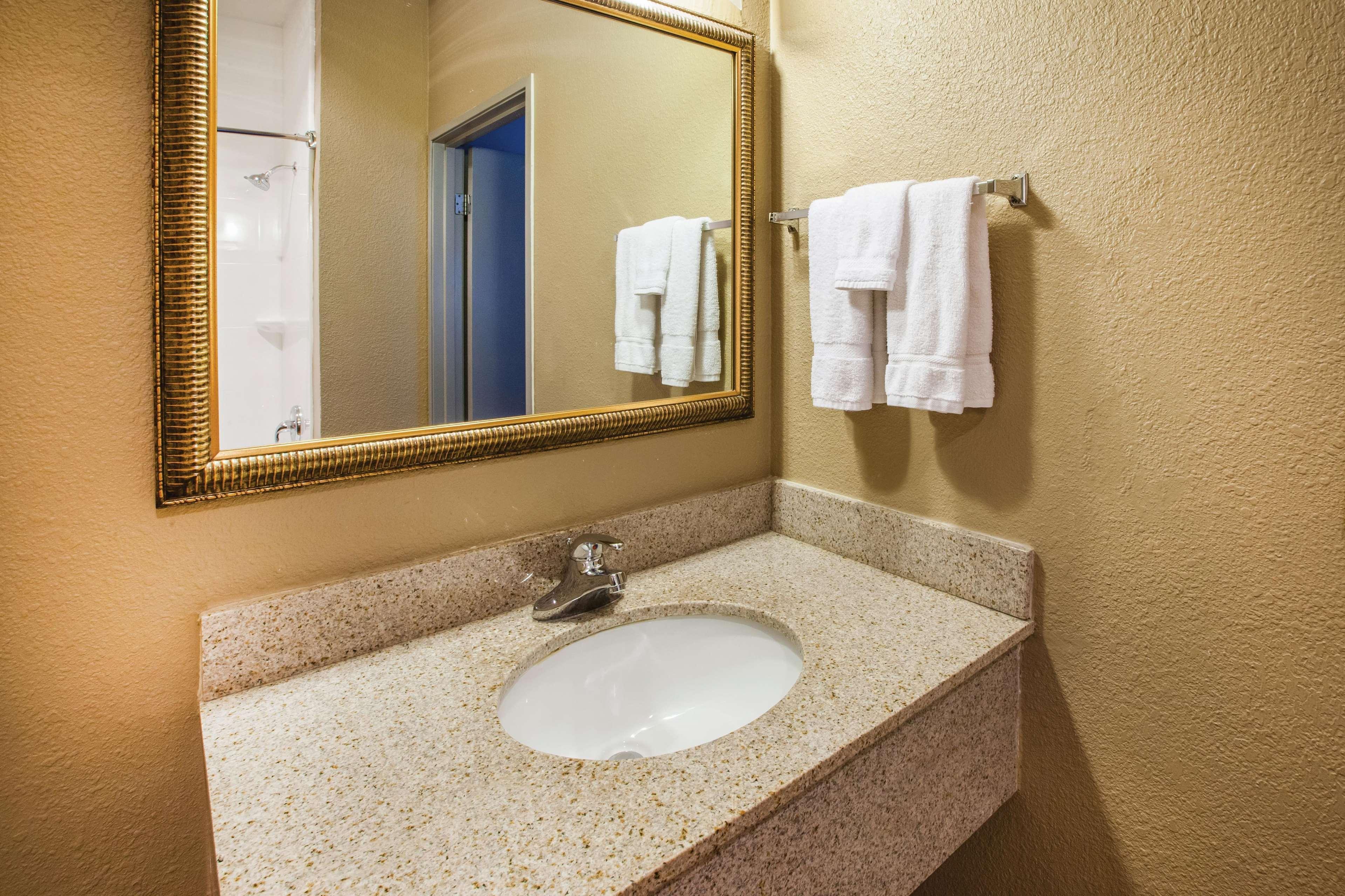 La Quinta Inn By Wyndham Indianapolis North Exterior photo