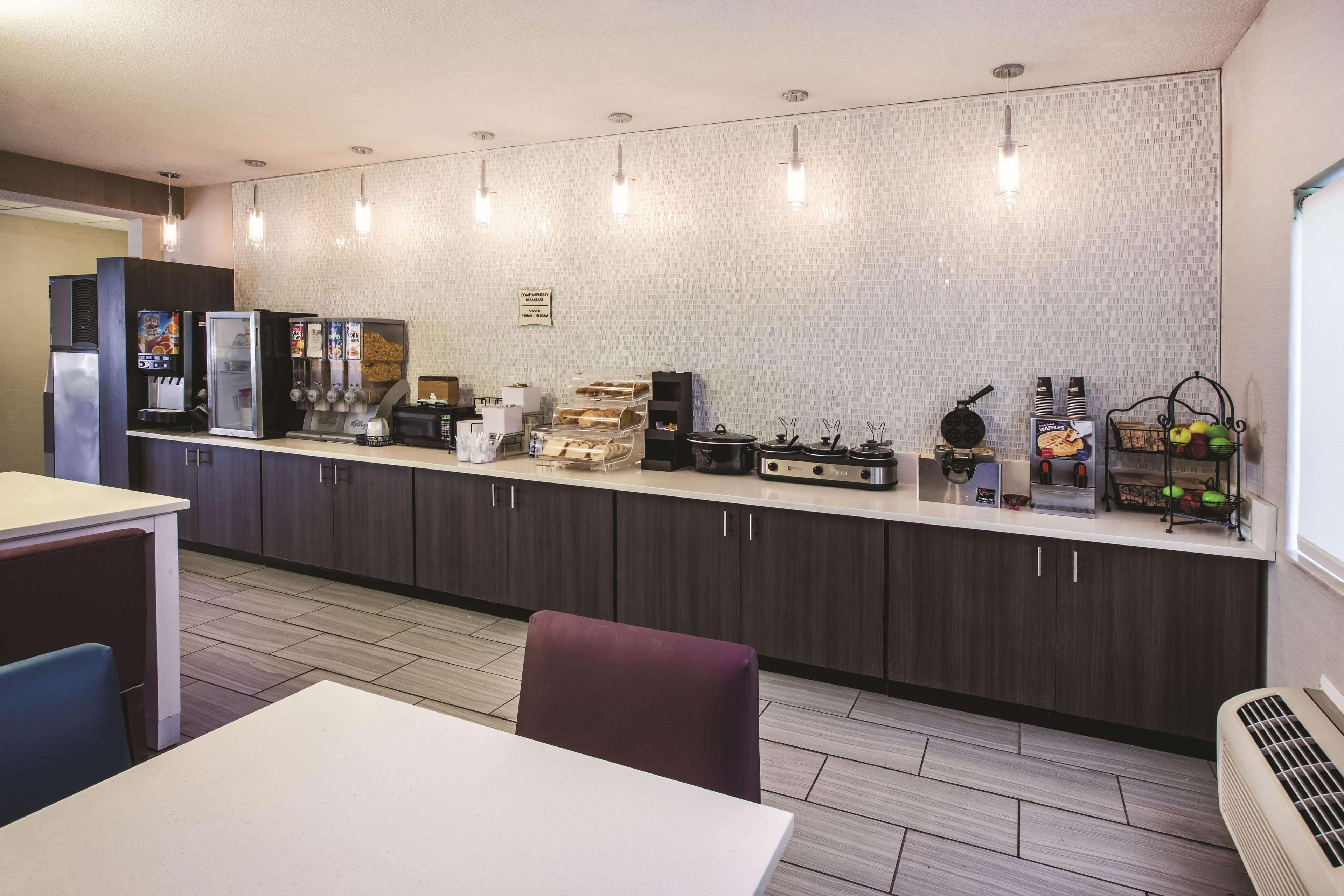 La Quinta Inn By Wyndham Indianapolis North Exterior photo