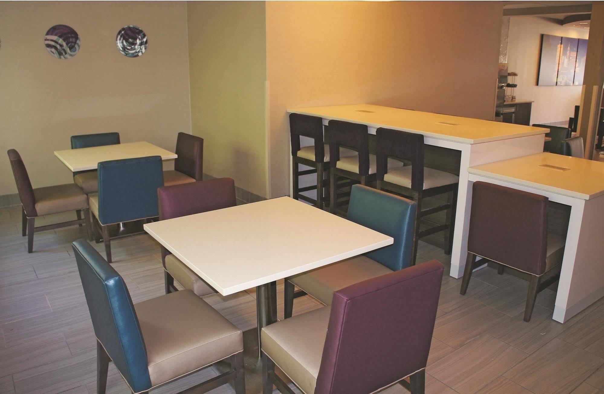 La Quinta Inn By Wyndham Indianapolis North Exterior photo